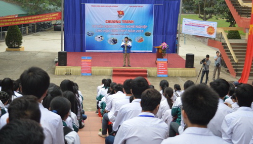 Hơn 700 học sinh của trường THPT Nguyễn Huệ được tư vấn hướng nghiệp, chọn nghề, đào tạo nghề theo nhu cầu của xã hội